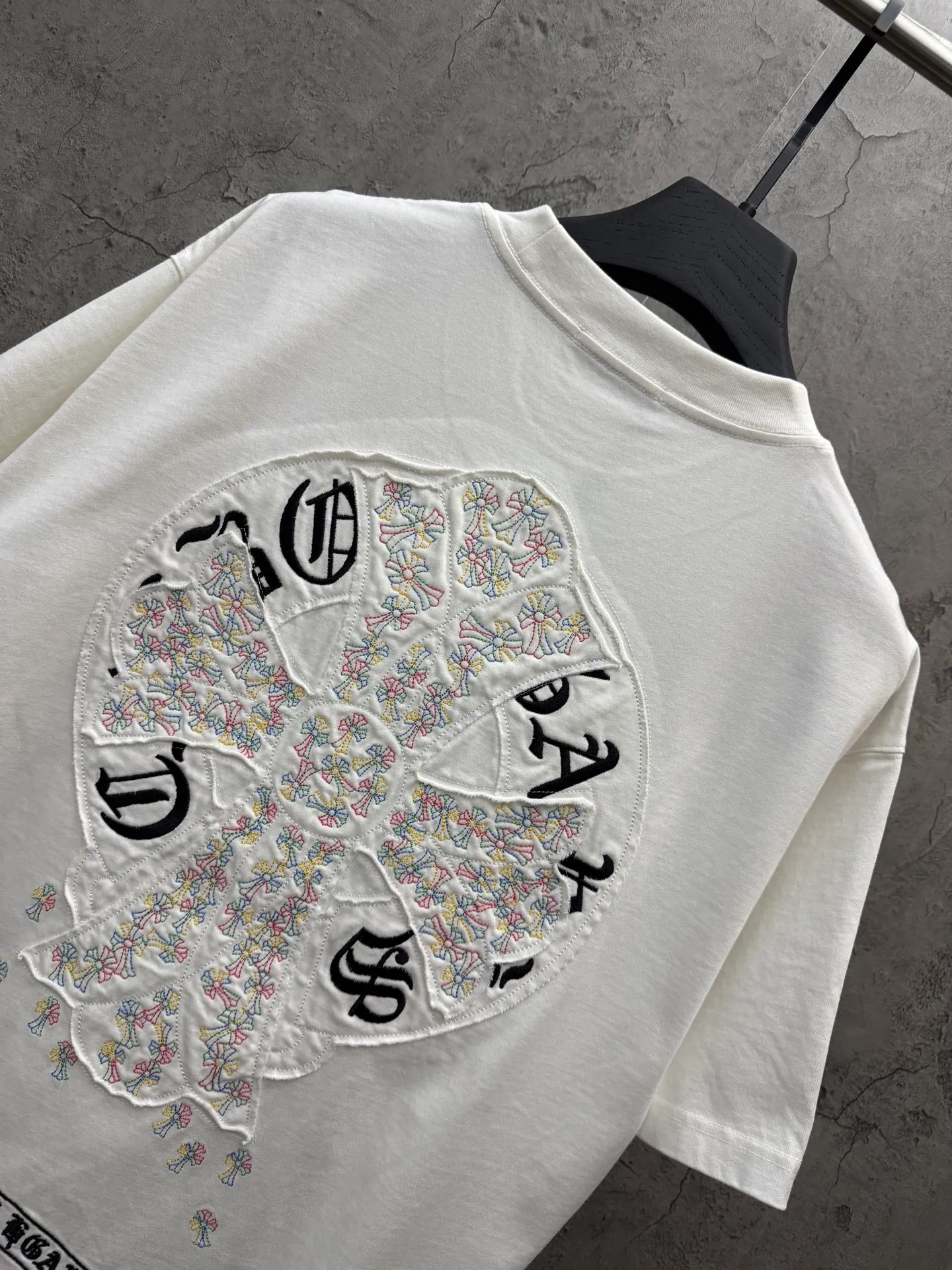 P180 top version, real shot without P, ​​different from market currency) 𝗖𝗵𝗿𝗼𝗺𝗲 𝗛𝗲𝗮𝗿𝘁𝘀/Croxin 2026 spring new original single counter American laser burnt patch embroidered couple short sleeves 👑The highest version! Customized fabric 300 grams, best-selling model at the counter, very comfortable to wear. Accessories: original molded and authenticated collar label ➕ 100% silk wash water label. Genuine purchase-grade original hangtag➕matching hanging rope➕3D hanging beads➕original packaging bag. Craftsmanship: The original version has consistent wiring! The highest version of the armhole matching technique! Color: White Black Size: S M L XL Style No.: 26-2010